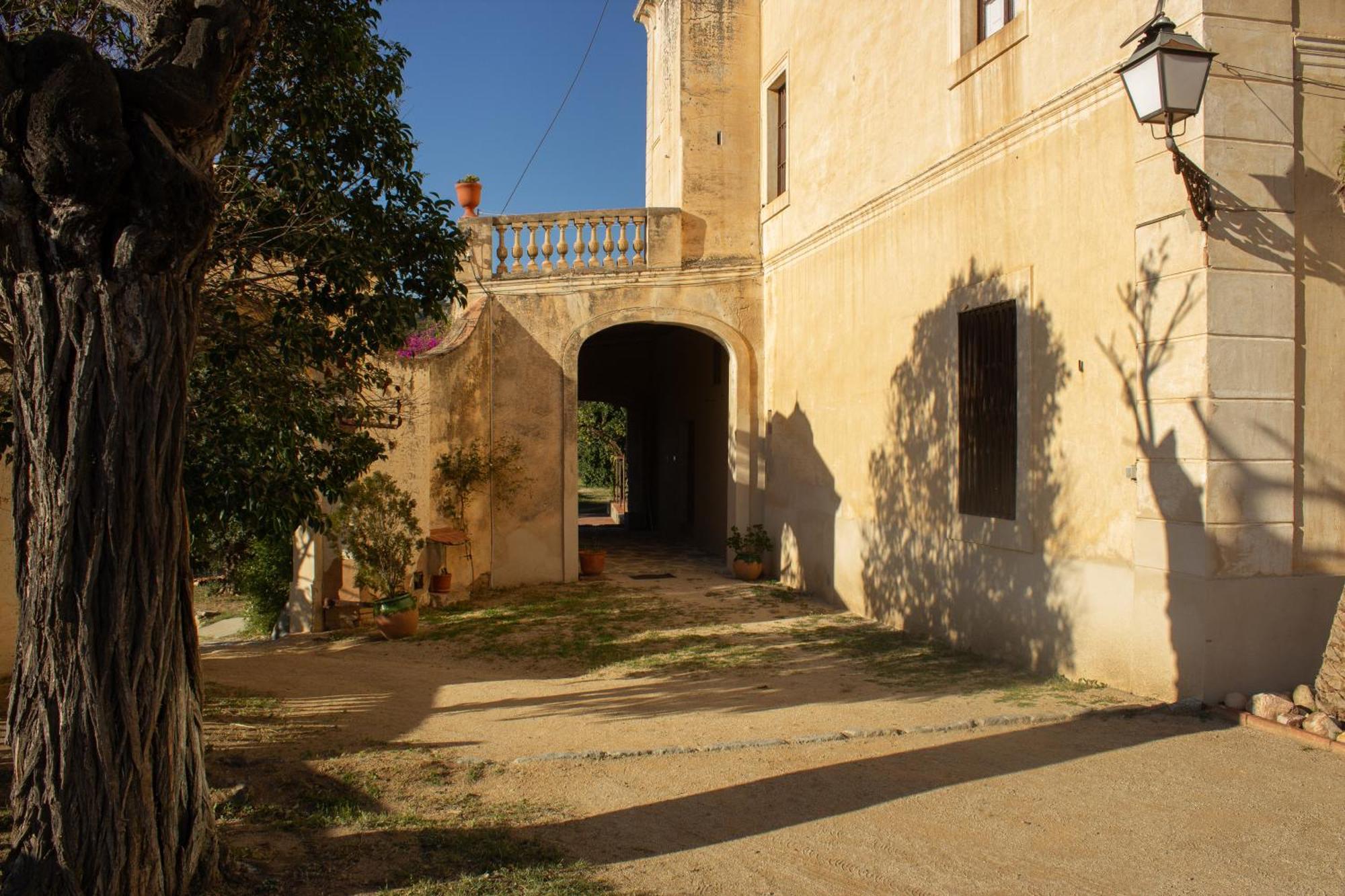 Rovira: Neoclassical Mansion Near Barcelona