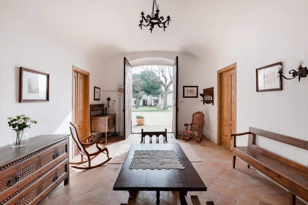 Rovira - Stunning Neoclassical Mansion, Just 20 Min Drive From Barcelona Center, Ideal For Groups And Families Gospodarstwo wiejskie
