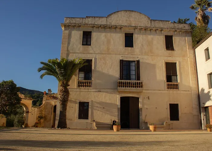Can Rovira - Stunning Neoclassical Mansion, Just 20 Min Drive From Barcelona City Center, Ideal For Groups And Families