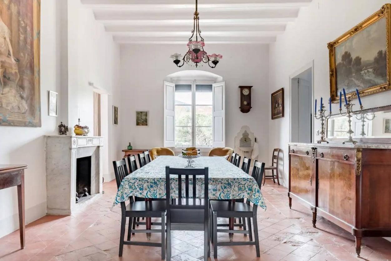 Country house Rovira: Neoclassical Mansion Near Barcelona