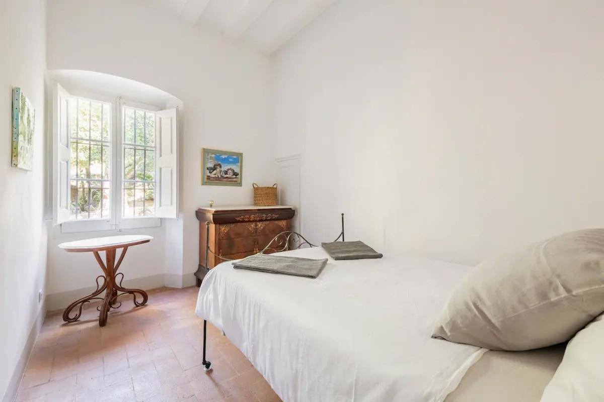 Rovira: Neoclassical Mansion Near Barcelona