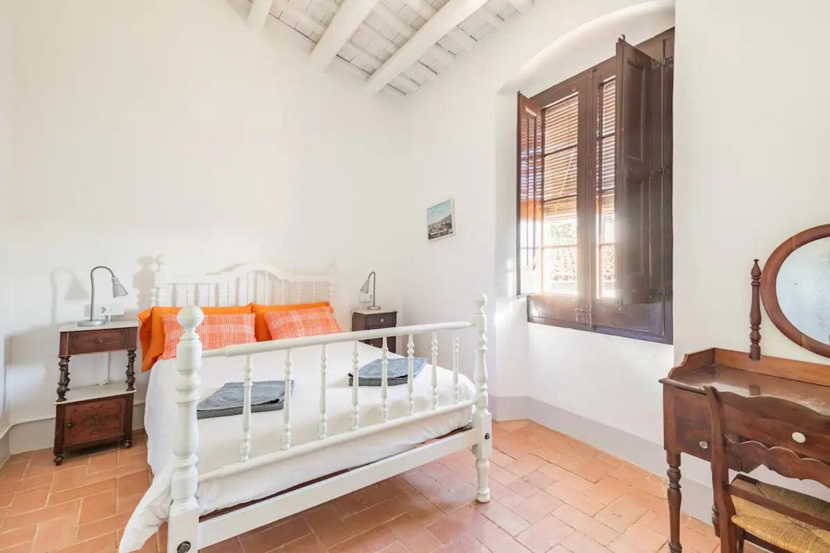 Country house Rovira: Neoclassical Mansion Near Barcelona