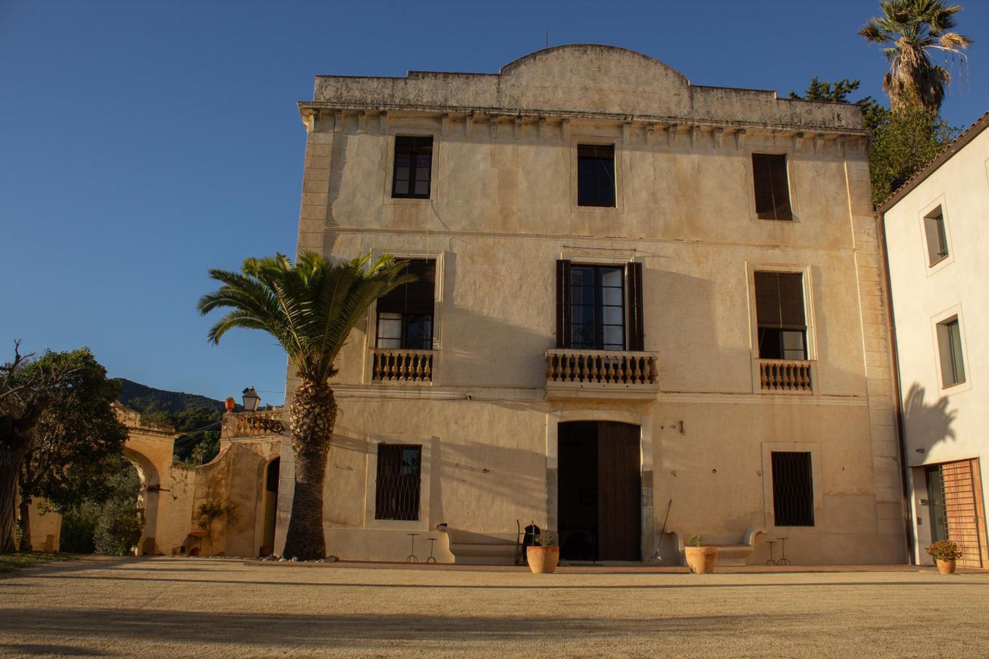 Country house Rovira: Neoclassical Mansion Near Barcelona *