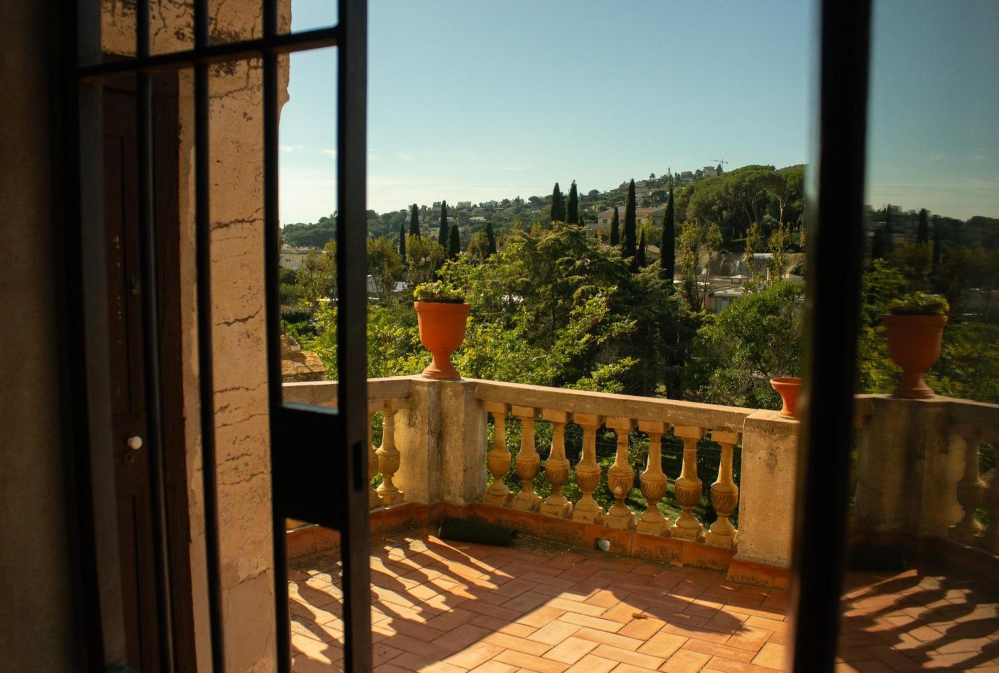Rovira: Neoclassical Mansion Near Barcelona